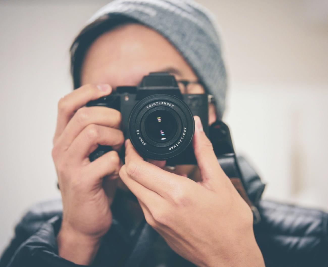 Studenti al lavoro su progetti di motion design in studio