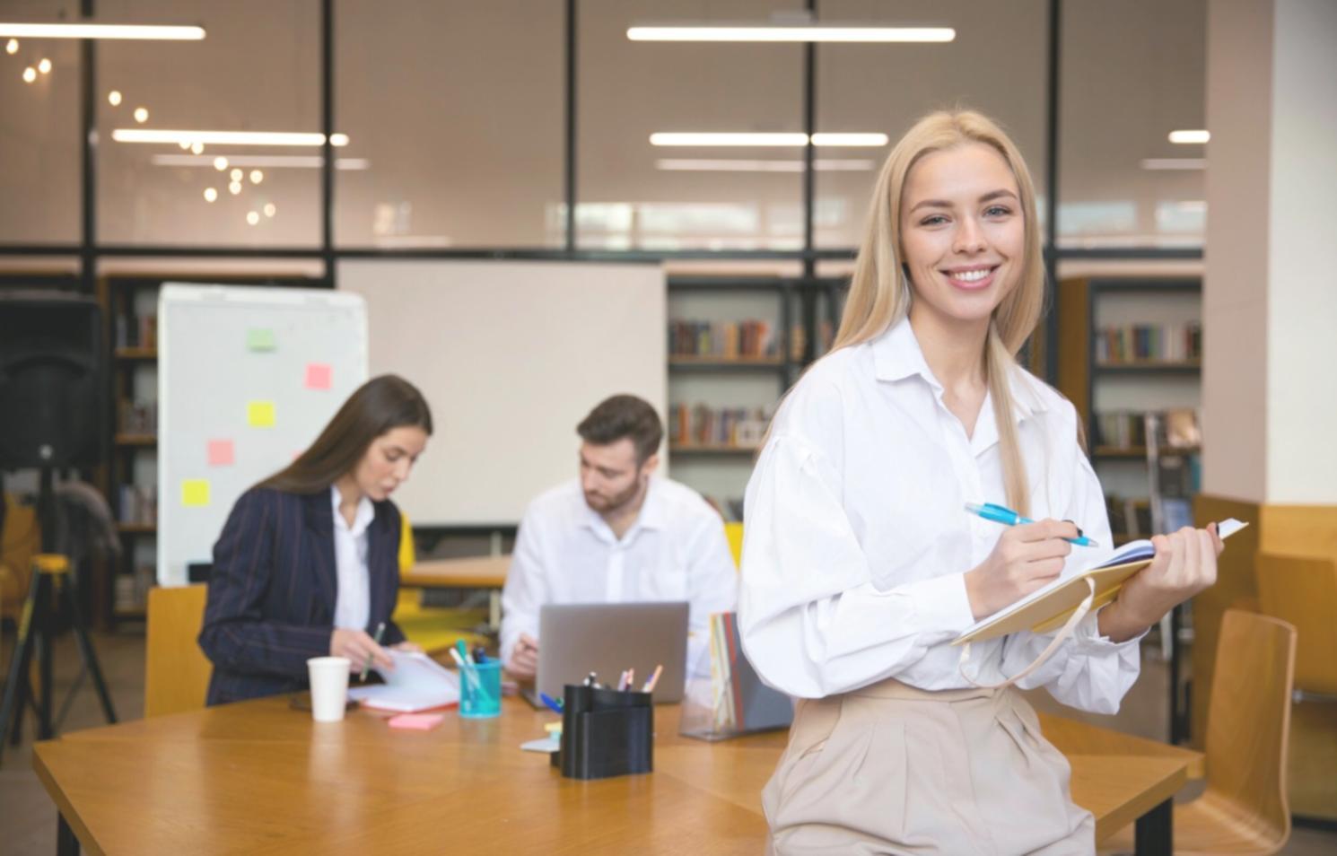 Progetto motion graphics con elementi grafici astratti